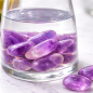 Preview: Amethyst Trommelsteine in einer Glaskaraffe mit Wasser Detailansicht