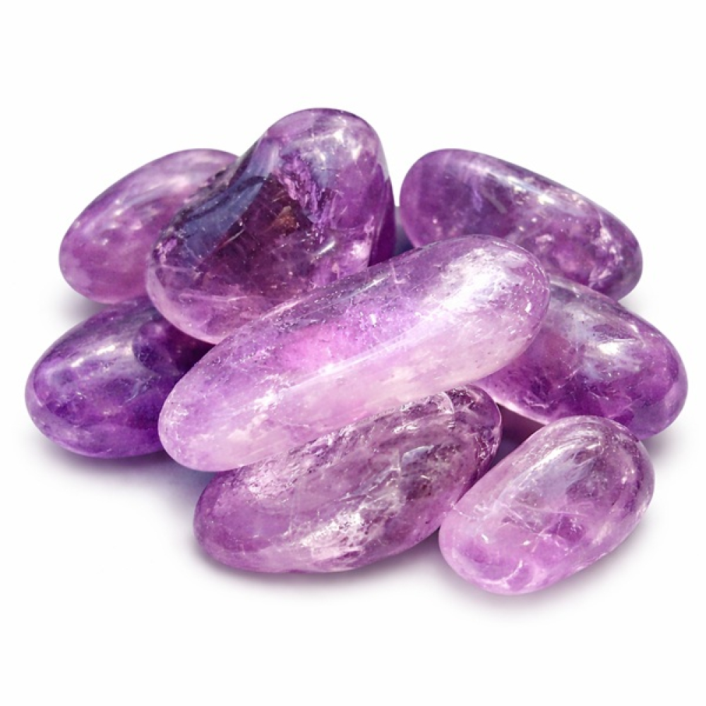 Amethyst Trommelsteine für Edelsteinwasser auf weißem Hintergrund