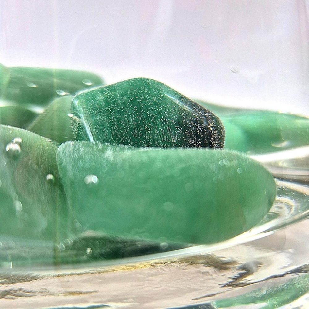 Preview: Aventurin Trommelsteine im Wasser – Detailaufnahme