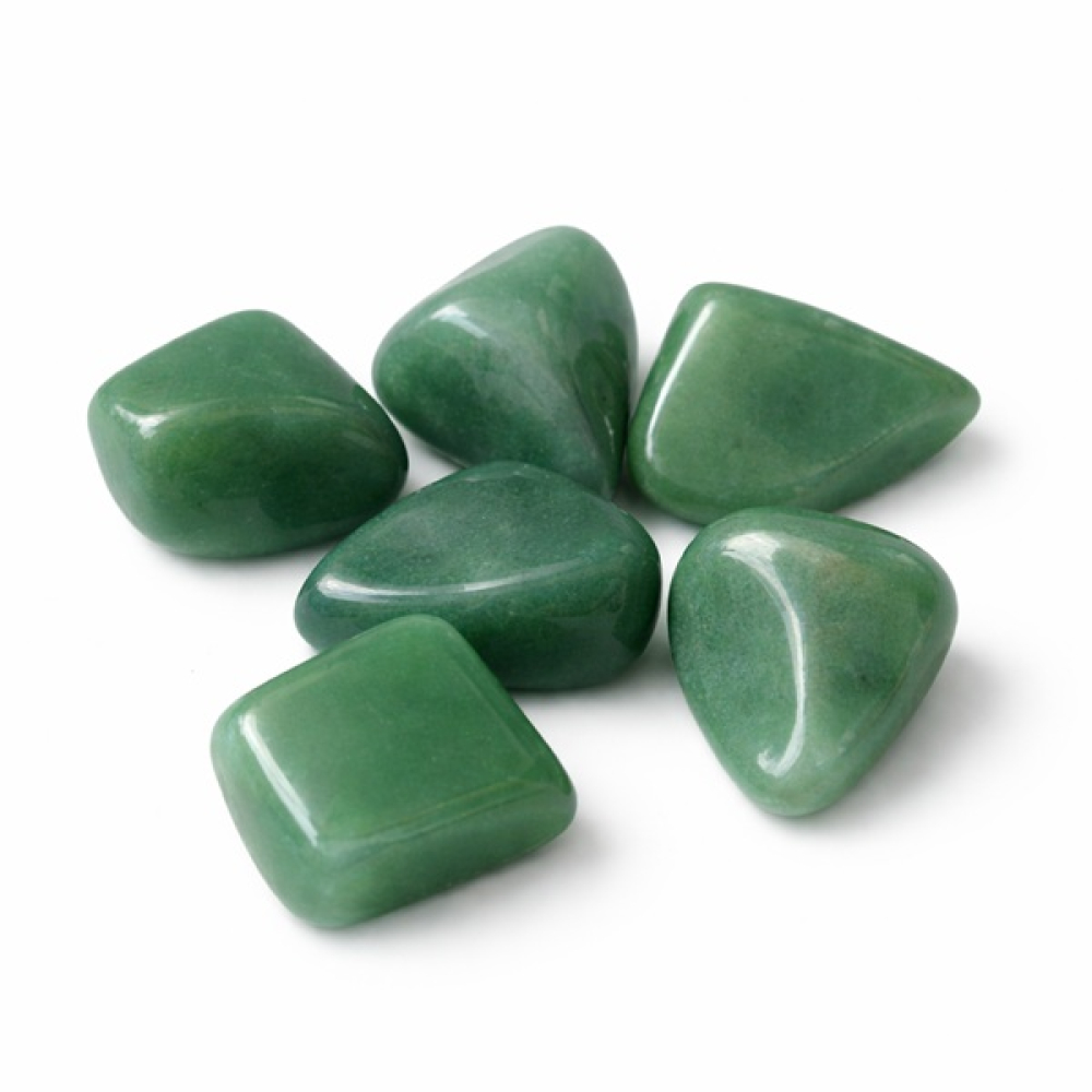 Grüner Aventurin Trommelsteine für Edelsteinwasser auf weißem Hintergrund