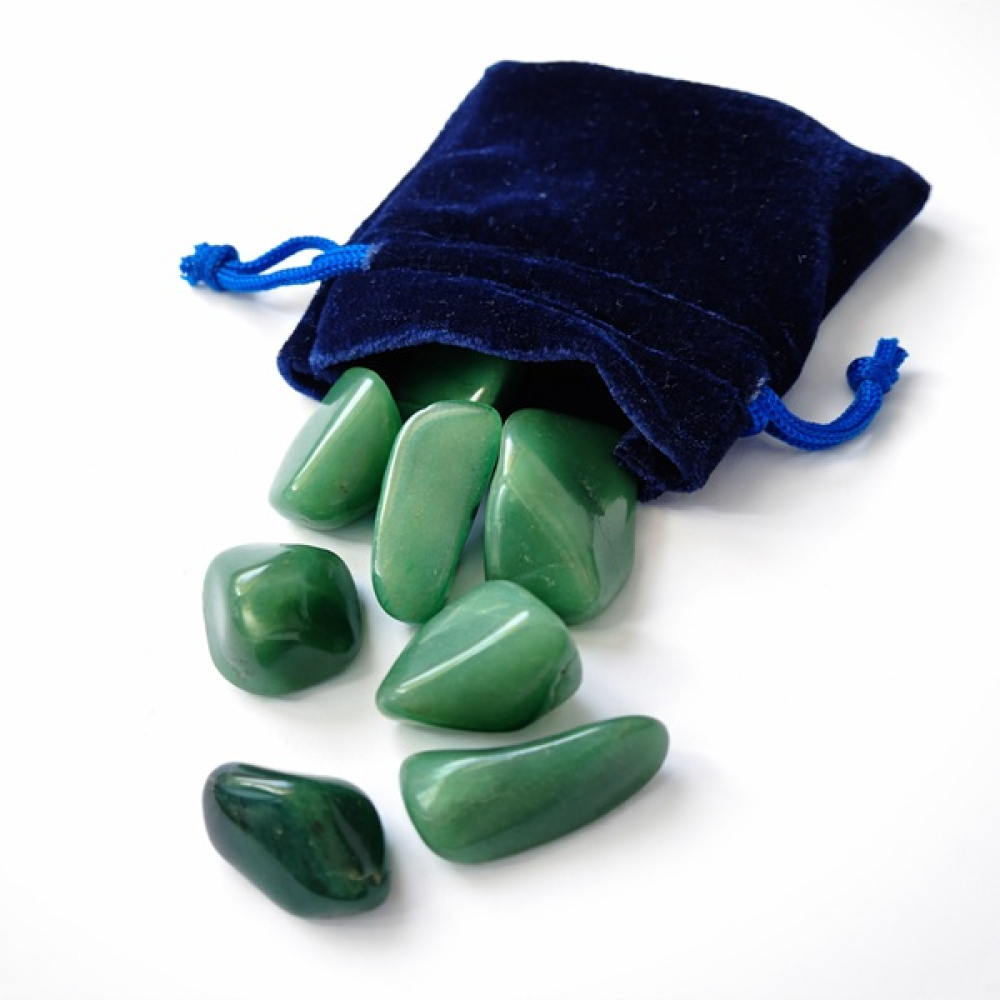 Aventurin Trommelsteine in blauem Samtbeutel als Verpackung – Edelsteinwasser