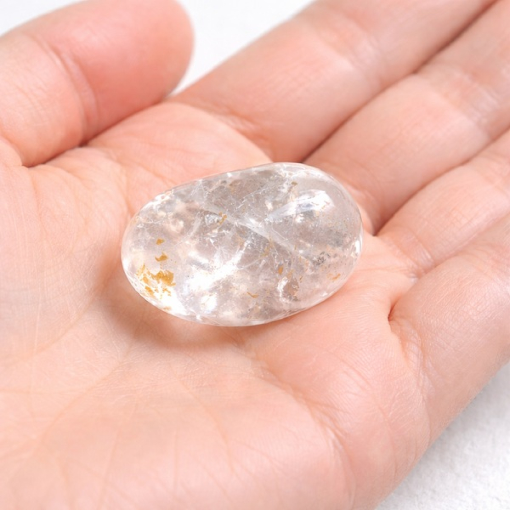Preview: Bergkristall Trommelstein etwa 3 cm groß in einer Hand