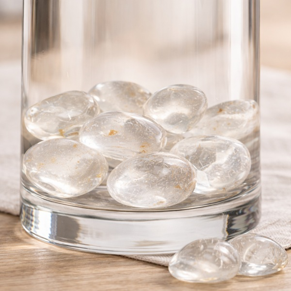 Preview: Detailaufnahme Bergkristall Trommelsteine in Karaffe mit Edelsteinwasser