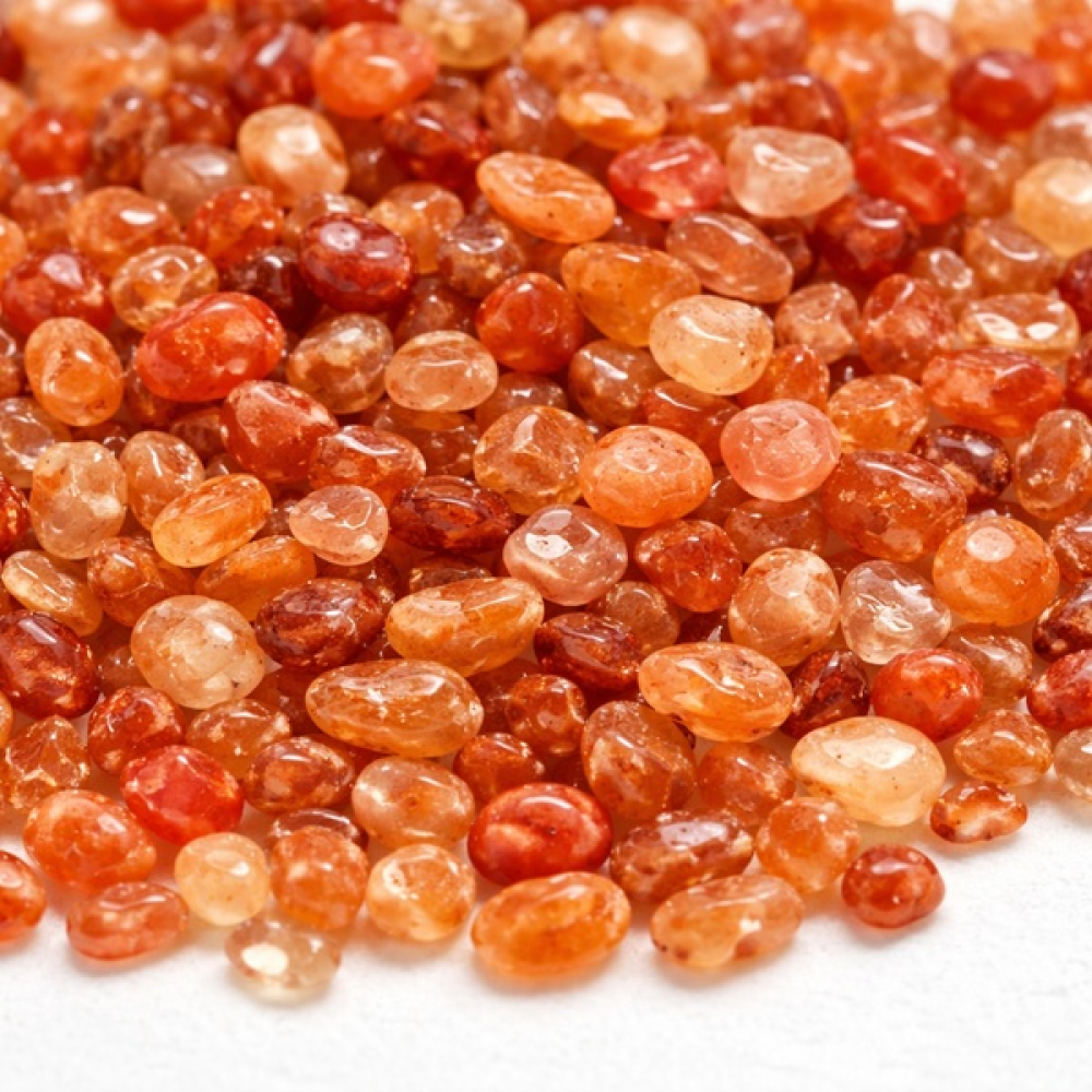 Karneol Micro Trommelsteine (0,3–0,5 cm) in feiner Detailansicht mit sehr kleinen Steinen