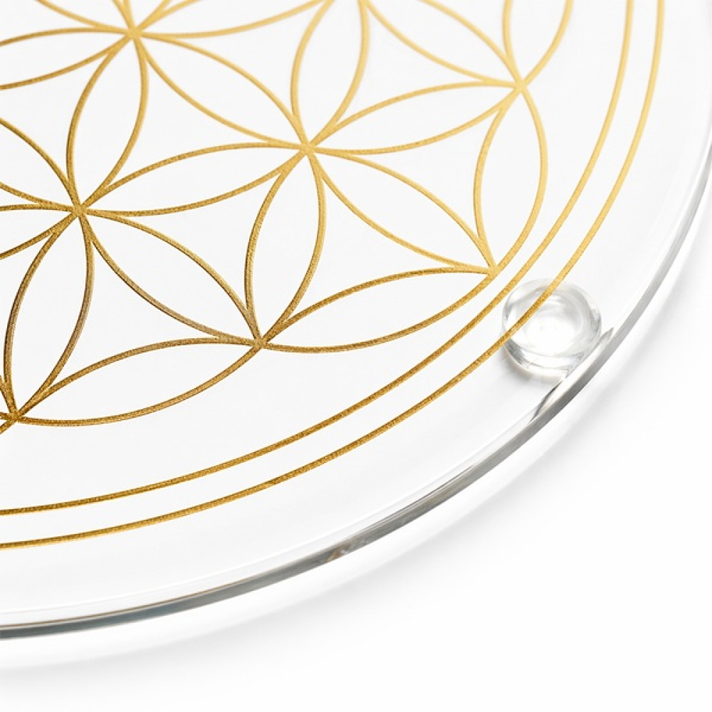 Preview: Detailaufnahme der goldenen Blume des Lebens Gravur auf hochwertigem Kristallglasuntersetzer