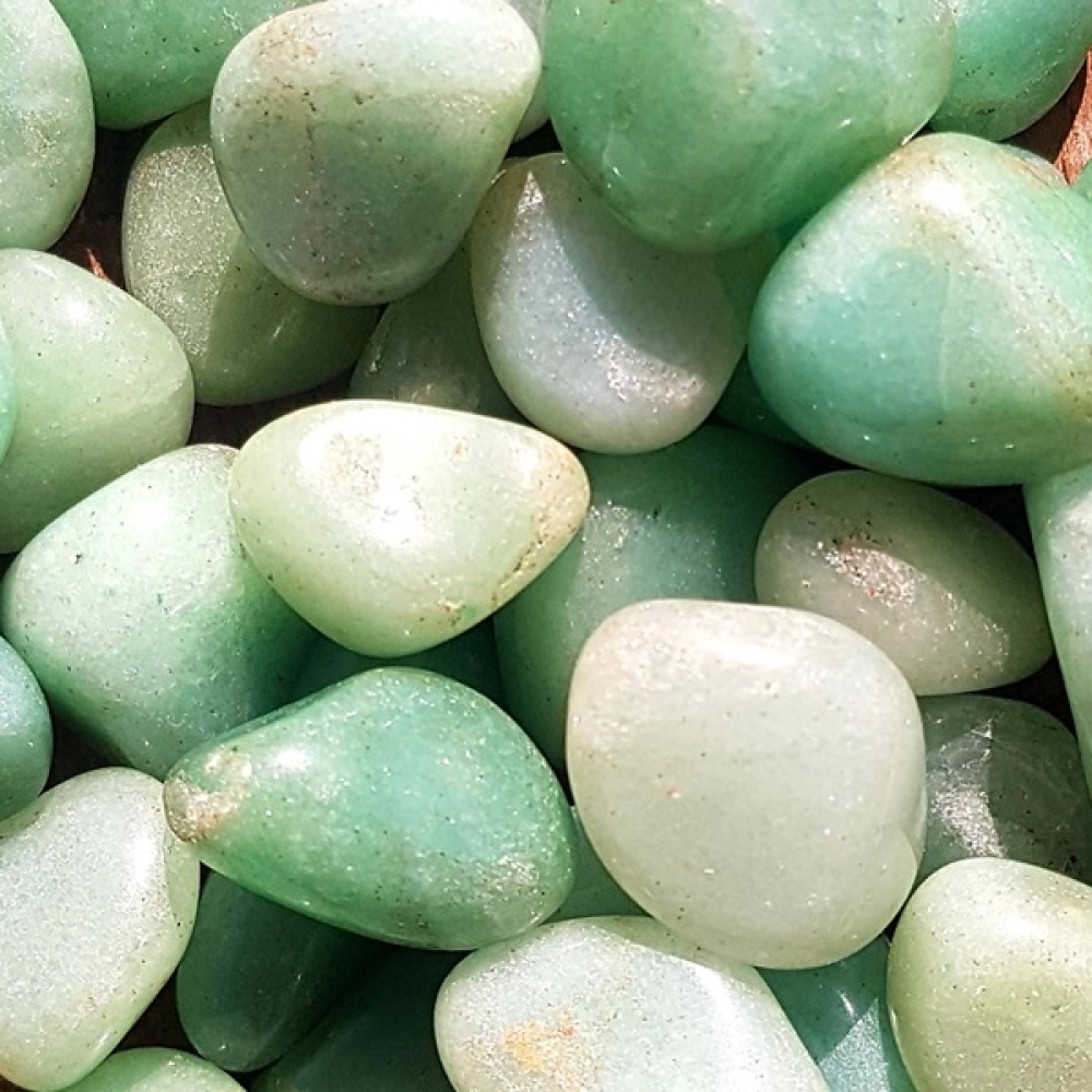 Aventurin Trommelsteine Mini Größe in Nahaufnahme – grüne Edelsteine für Edelsteinstaebe