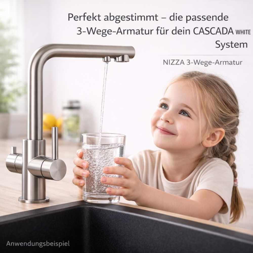 Preview: Frisches gefiltertes Wasser aus der NIZZA 3-Wege-Armatur – CASCADA WHITE im Alltag mit Kind in heller moderner Küche
