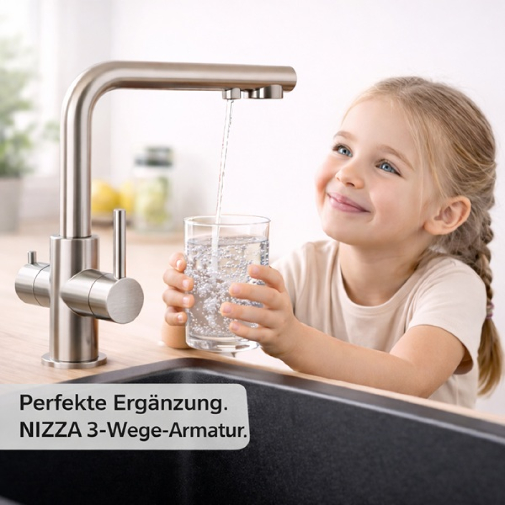 Preview: Frisches gefiltertes Wasser aus der NIZZA 3-Wege-Armatur – CASCADA WHITE im Alltag mit Kind in heller moderner Küche