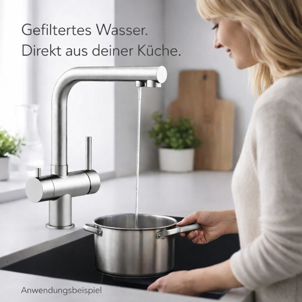 Preview: Blonde Frau füllt gefiltertes Wasser aus einer 3-Wege-Armatur in einen Topf in moderner Küche – CASCADA White Unterbau Wasserfiltersystem Anwendung