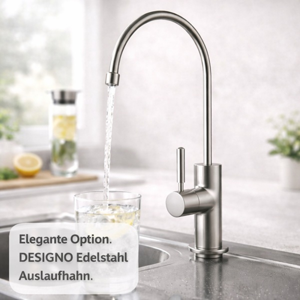 Frisches gefiltertes Wasser aus dem DESIGNO Edelstahl Auslaufhahn – CASCADA WHITE im Alltag in heller moderner Küche