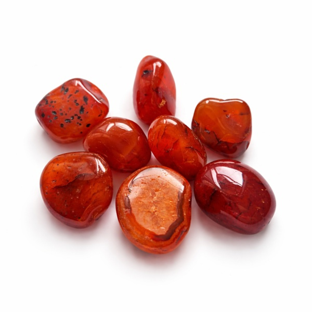 Polierte Karneol Edelsteine (Trommelsteine) in warmen Orange- und Rottönen auf weißem Hintergrund