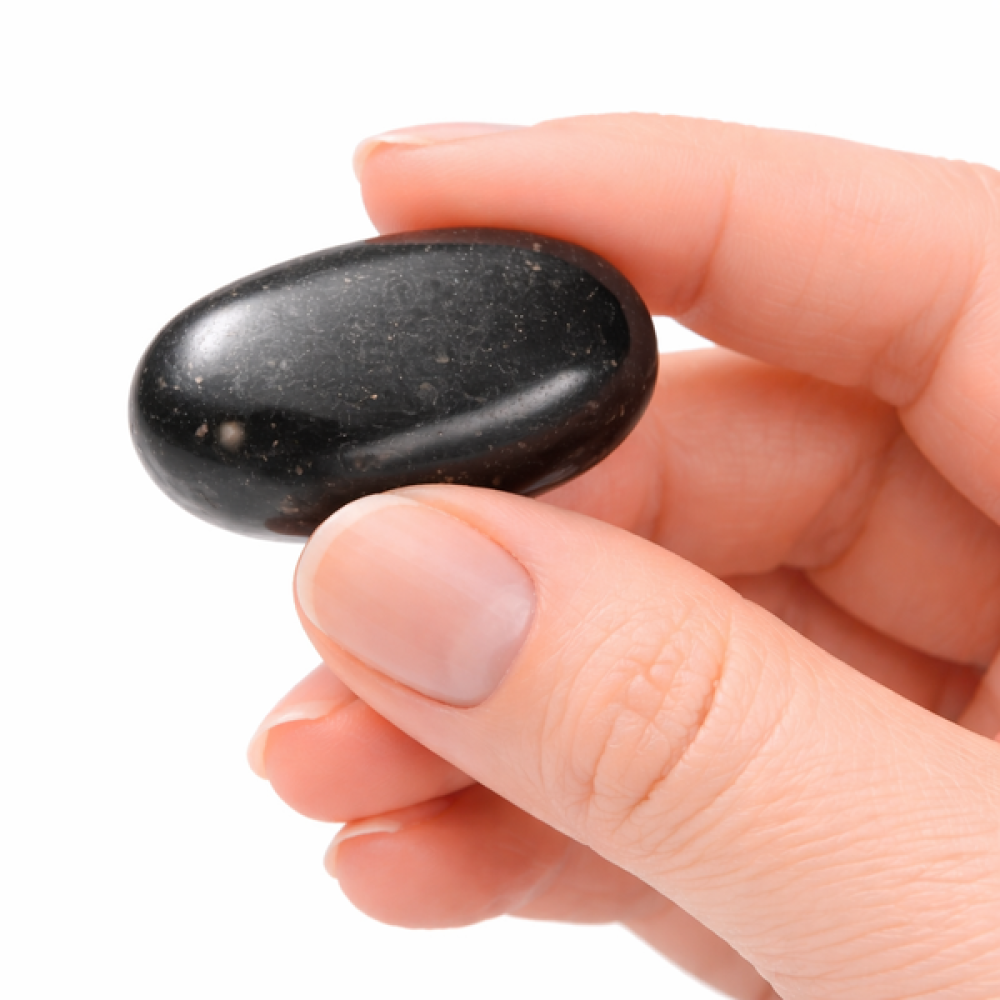 Schungit Trommelstein Größe in der Hand