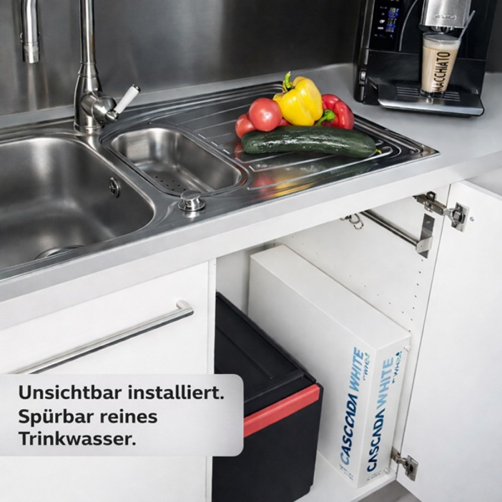 Platzsparend installiert: CASCADA WHITE Unterbau Wasserfiltersystem im Küchenschrank – unsichtbar, sauber und effizient