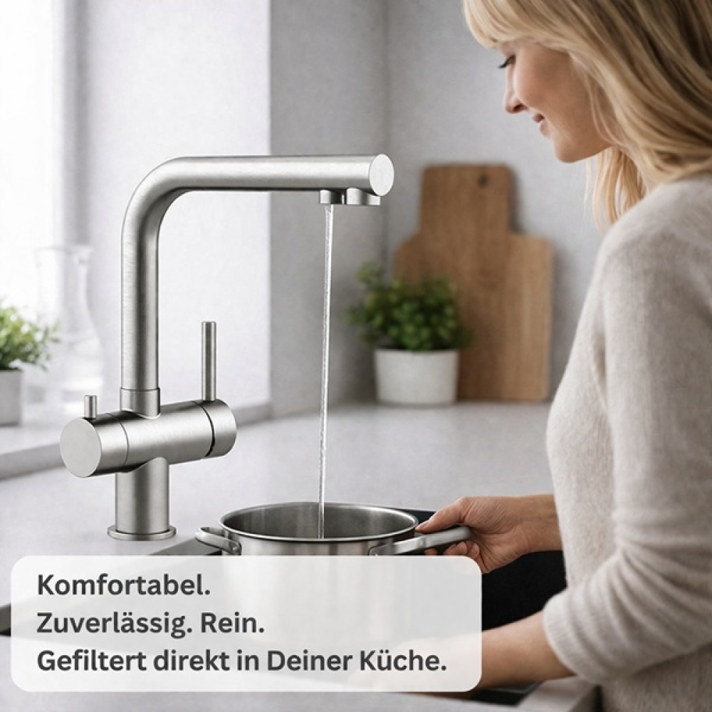 Blonde Frau füllt gefiltertes Wasser aus einer 3-Wege-Armatur in einen Topf in moderner Küche – CASCADA White Unterbau Wasserfiltersystem Anwendung