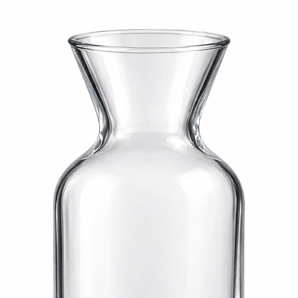 Detailaufnahme des ergonomisch geformten Halses der CROWN Glaskaraffe 1290 ml